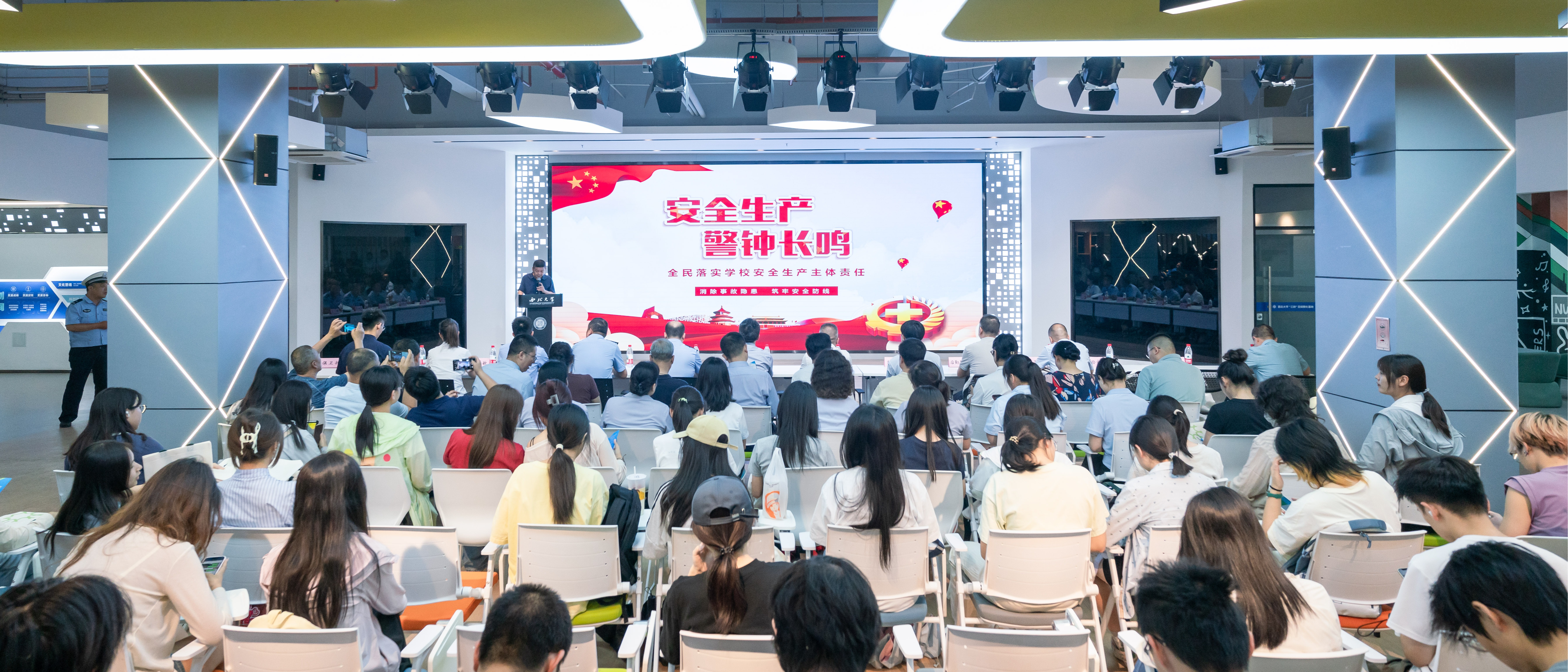 学校组织开展安全宣传咨询日主题活动
