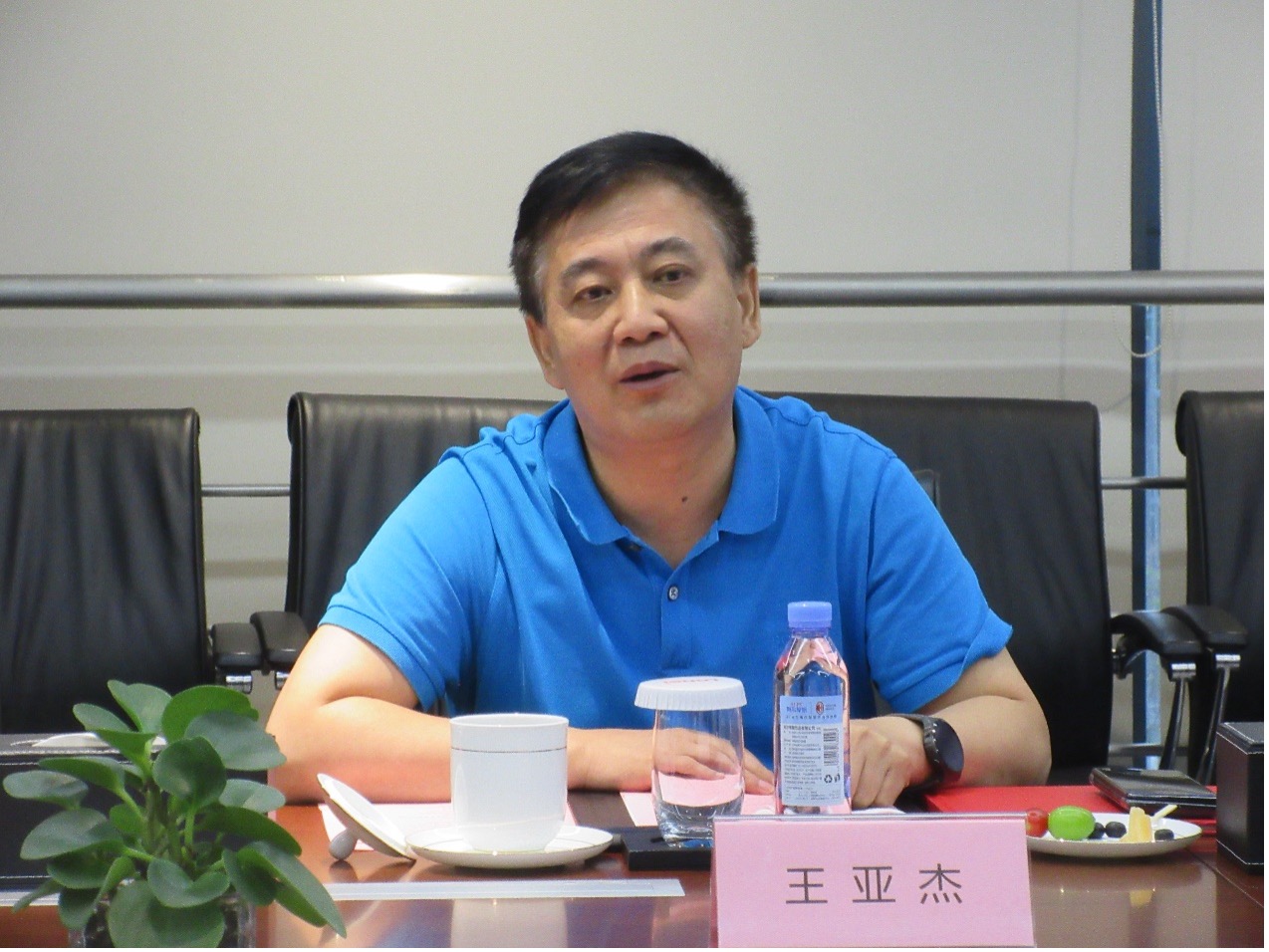 王亚杰一行访问隆基股份