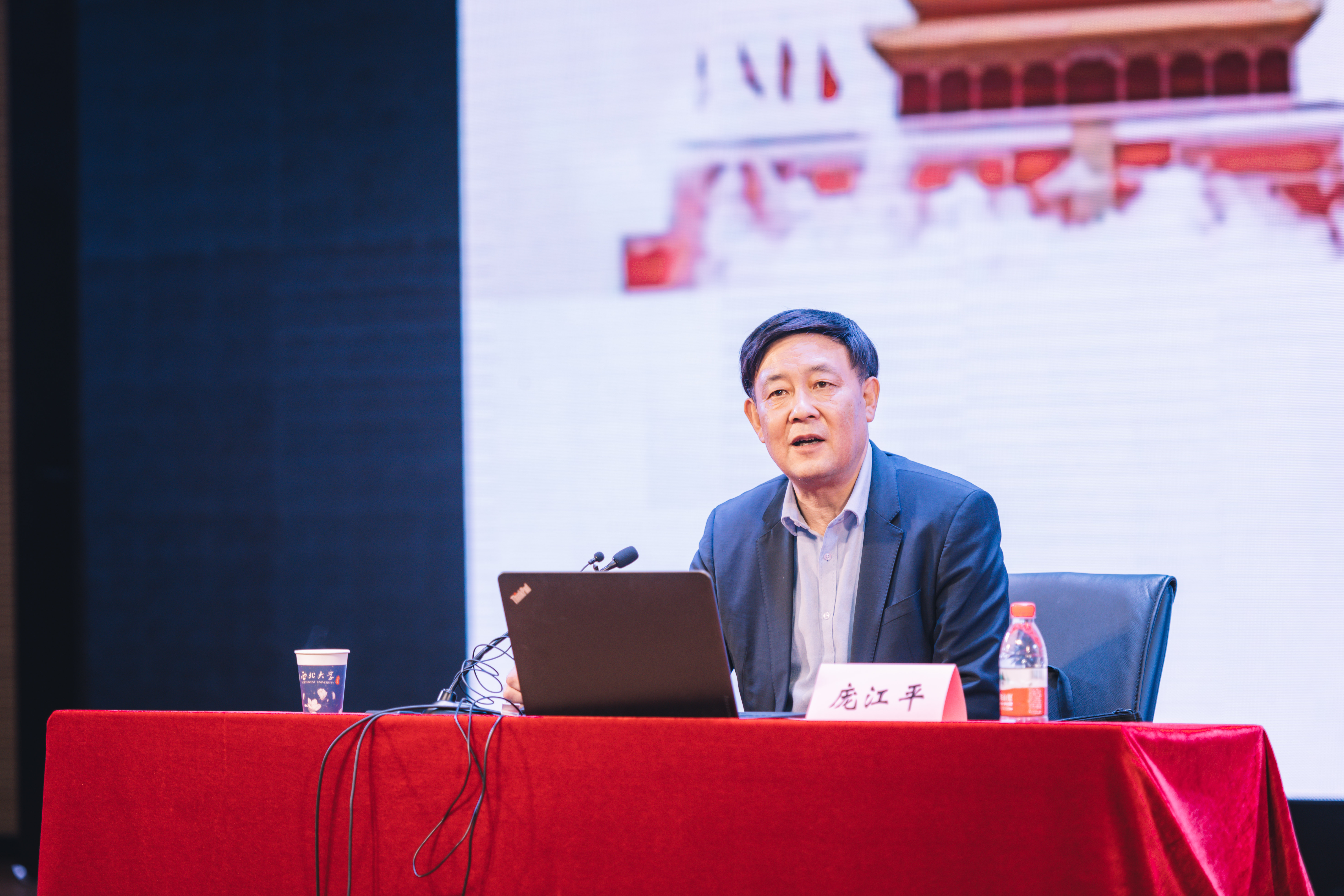 部巡视员,市委讲师团团长,陕西省科学社会主义学会庞江平教授作报告
