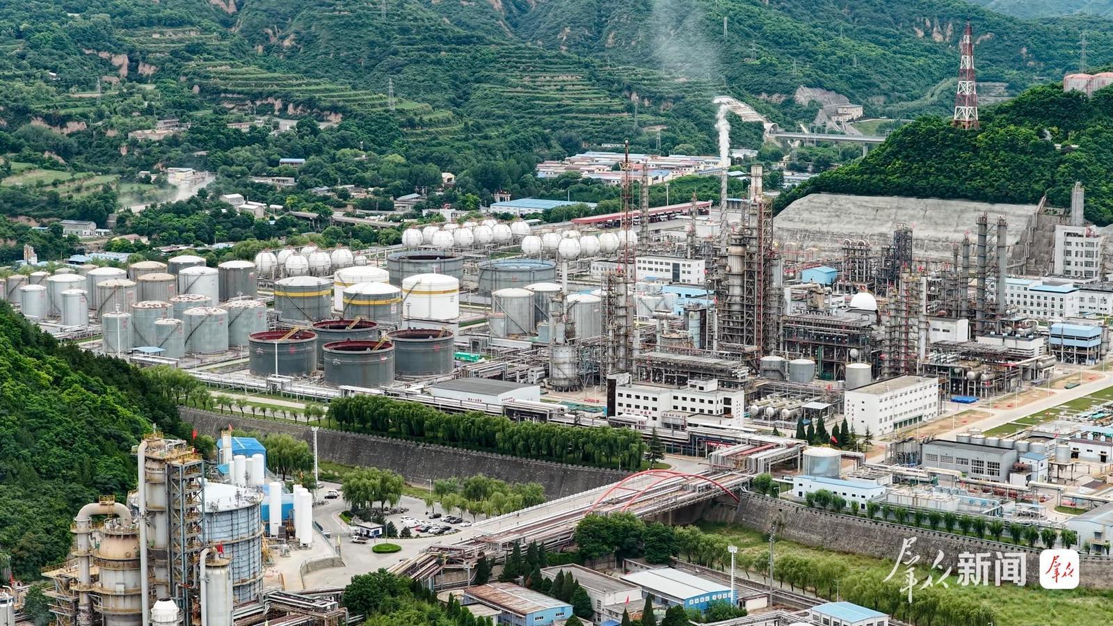 7月6日,陕西延长石油炼化公司厂区一景。群众新闻记者 王熙摄