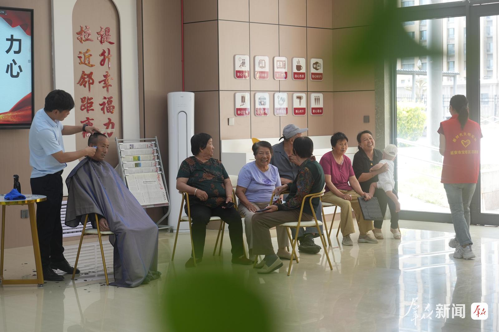 7月6日,延安市宝塔区新城街道贵人峁社区党群服务中心,志愿者为老人免费理发。群众新闻记者 王熙摄