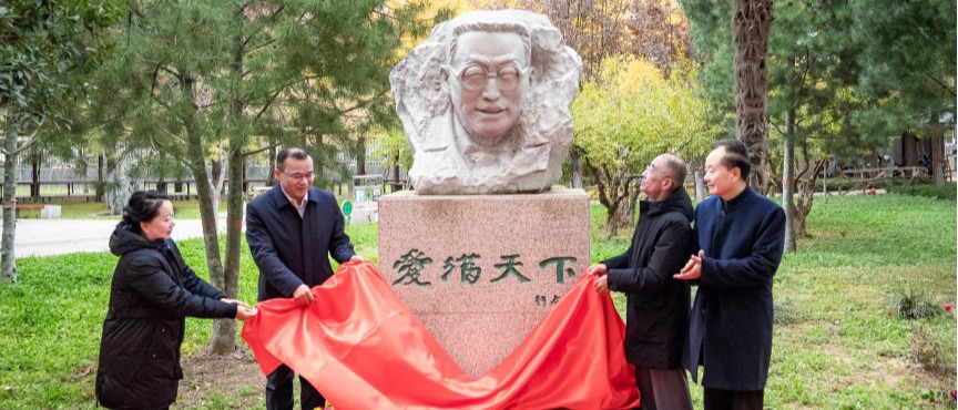 陶行知先生雕像在桃园校区落成