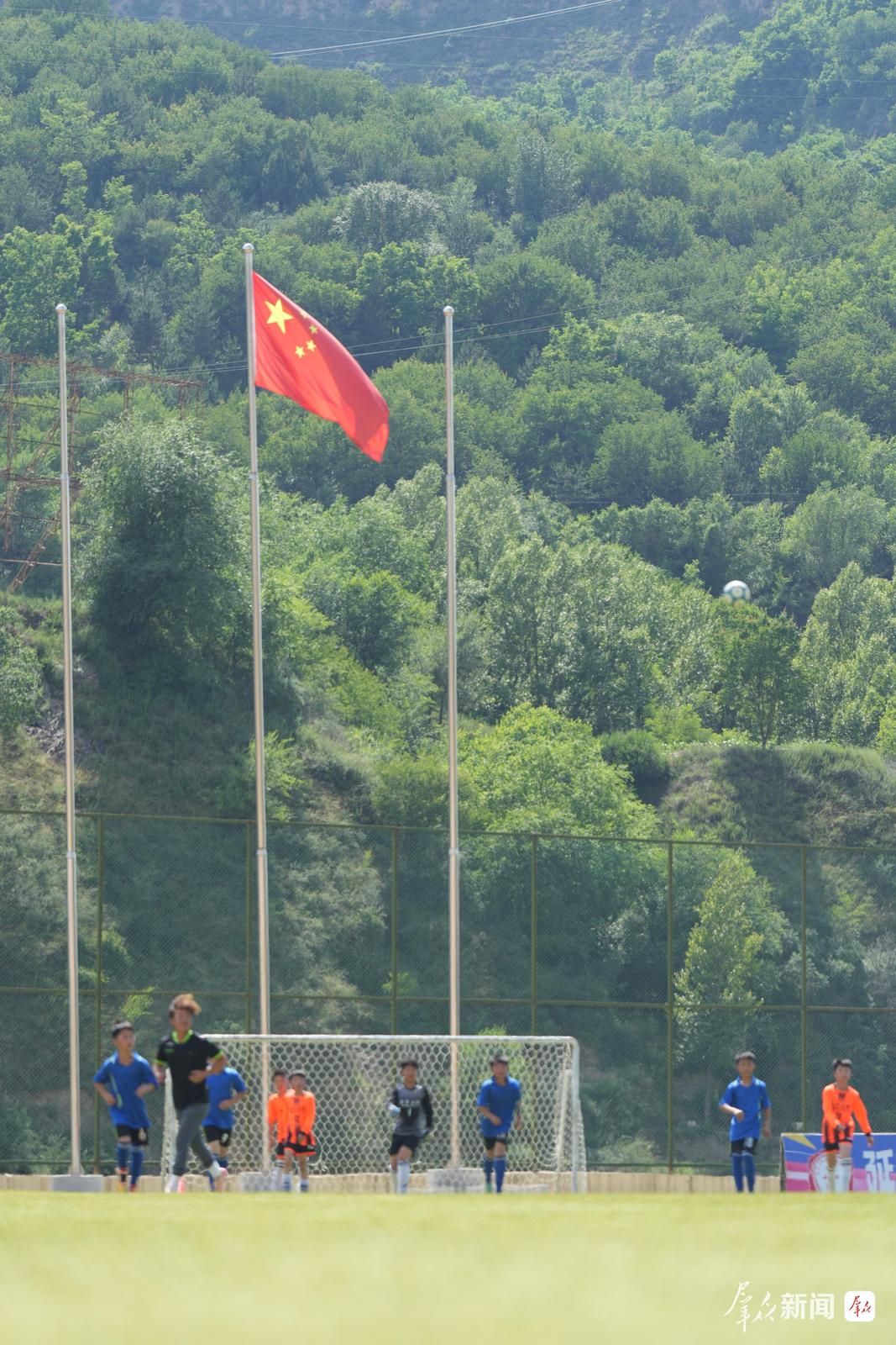 6月26日,延安市志丹县,青少年校园足球联赛比赛现场。群众新闻记者 王熙摄