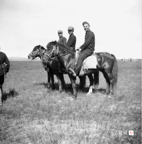 1936年,斯诺(右)在陕北采访途中。图源《红星照耀中国》。