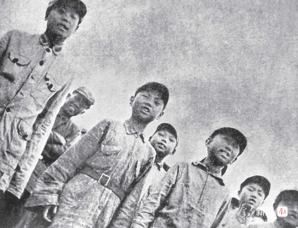 斯诺拍摄的“红小鬼”。图源《红星照耀中国》。